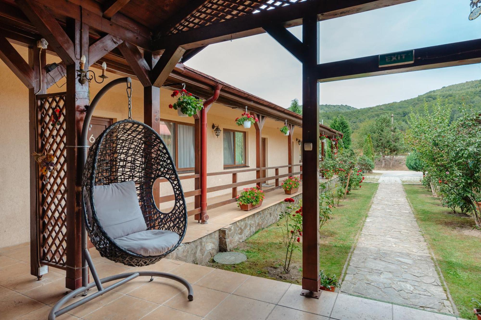 Pensiunea Mirabilandia Negreni Exterior foto