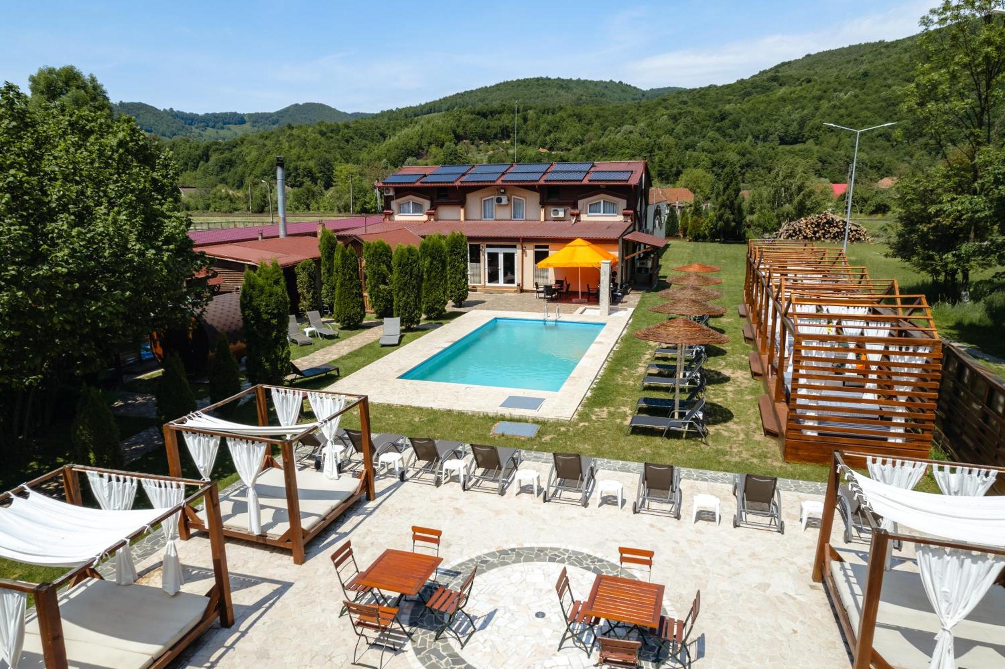Pensiunea Mirabilandia Negreni Exterior foto